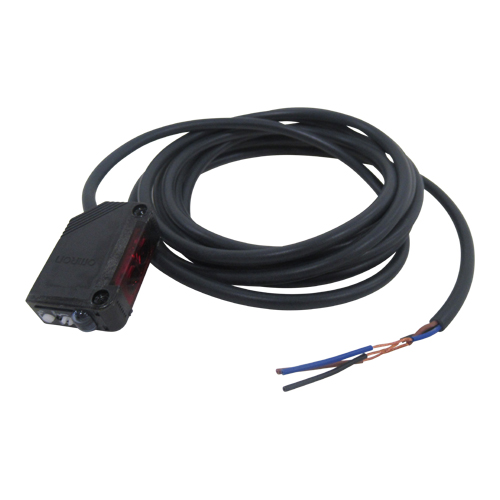 Hình tham khảo ngoại quan E3Z-R61 với thân cảm biến và dây cáp; không phải bằng chứng tem model hoặc hàng tồn